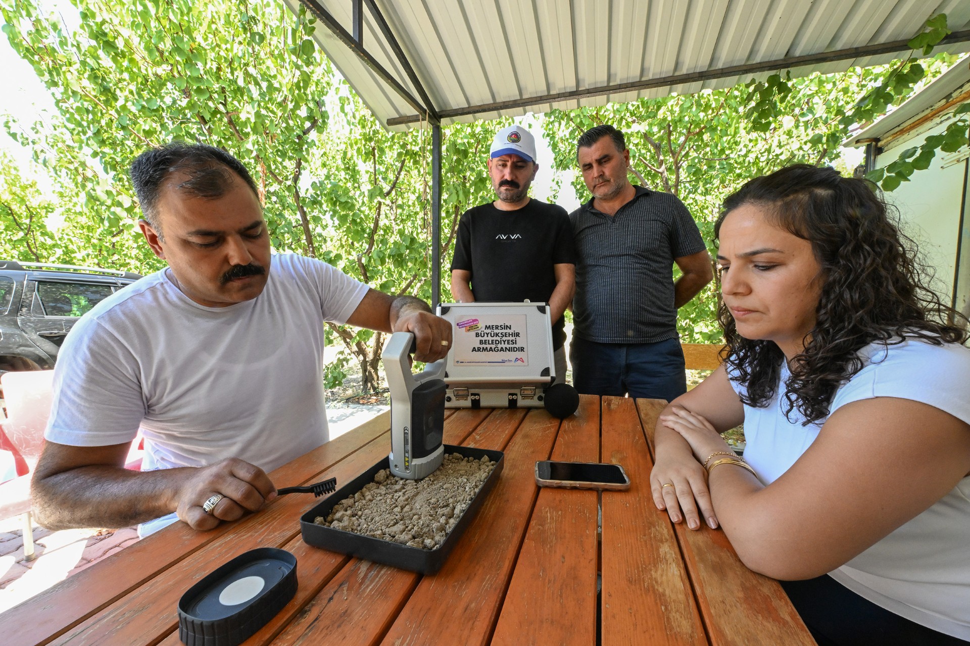 BÜYÜKŞEHİR’İN TOPRAK ANALİZ CİHAZI DESTEĞİ İLE ÜRETİMDE VERİM ARTARKEN TASARRUF SAĞLANIYOR