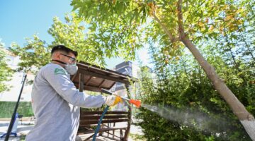 BÜYÜKŞEHİR BELEDİYESİ’NDEN LARVA VE SİNEĞE KARŞI ETKİN İLAÇLAMA