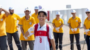 TEMİZLİK AKIMININ MİMARI ARAS, BU DEFA BELEDİYE EKİPLERİYLE MEZİTLİ SAHİLİNDEYDİ