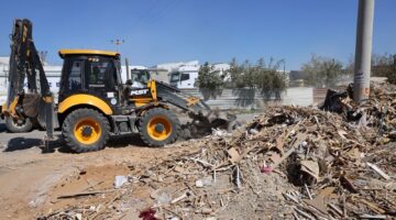 AKDENİZ BELEDİYESİ, 4 MAHALLEDEN 20 KAMYON ATIK TOPLADI
