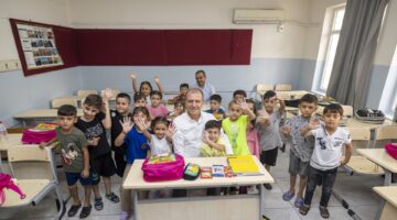 SEÇER: “5 YILDA ÇOCUKLARIMIZA 93 BİN 550 ADET ÇANTA HEDİYE ETTİK”