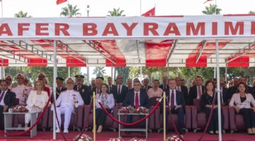 BAŞKAN SEÇER VE MERAL SEÇER, MERSİNLİLERİN ZAFER BAYRAMI COŞKUSUNA ORTAK OLDU