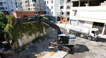 BARIŞ MAHALLESİ’NDEKİ METRUK BİNANIN KONTROLLÜ YIKIMI GERÇEKLEŞTİ