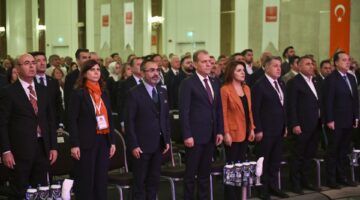 Seçer, “Belediye başkanları bunu hak etmiyor. Her gün bir dram, bir hukuksuzluk yaşanıyor. Türkiye’de evrensel hukuk normları artık yerle bir olmuştur” dedi.