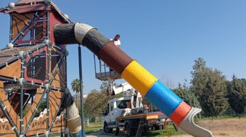 AKDENİZ’İN PARKLARI,  ÇOCUKLAR İÇİN DAHA EĞLENCELİ VE GÜVENLİ HALE GETİRİLİYOR