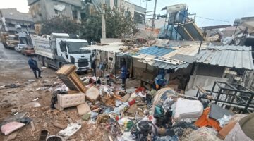 AKDENİZ’DE ÇÖP EVDEN ON KAMYON DOLUSU ATIK ÇIKTI