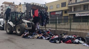 Akdeniz’de Caddeye Dökülen Tekstil Atıkları ve Kıyafet Yığınları Toplandı.