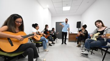 BÜYÜKŞEHİR, UZMAN EĞİTMENLERİ İLE ÜCRETSİZ ENSTRÜMAN KURSU VERİYOR