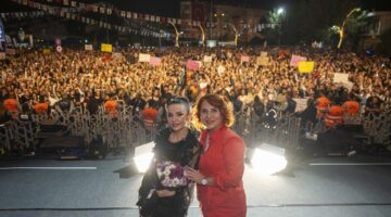 TARSUS FESTİVALİ’NDE 7’DEN 70’E HERKES FATMA TURGUT KONSERİ İLE EĞLENDİ