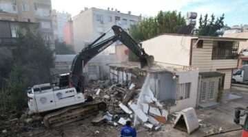 AKDENİZ’DE AĞIR HASARLI BİNANIN KONTROLLÜ YIKIMI GERÇEKLEŞTİ