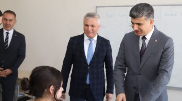 AKDENİZ BELEDİYESİ’NDEN GENÇLERE EĞİTİM DESTEĞİ: BAŞKAN V. ZEYİT ŞENER ETÜT MERKEZİ’NDE KAYNAK KİTAP SETLERİ DAĞITTI