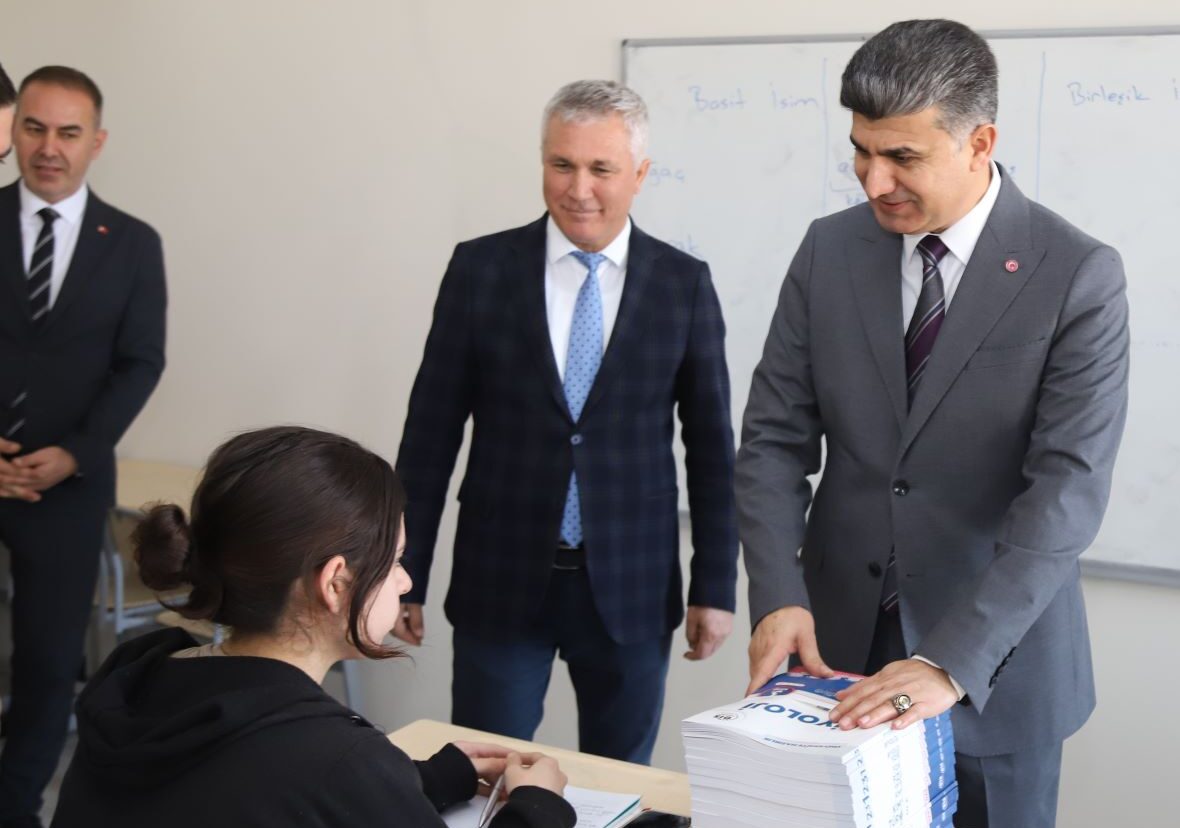 AKDENİZ BELEDİYESİ’NDEN GENÇLERE EĞİTİM DESTEĞİ: BAŞKAN V. ZEYİT ŞENER ETÜT MERKEZİ’NDE KAYNAK KİTAP SETLERİ DAĞITTI