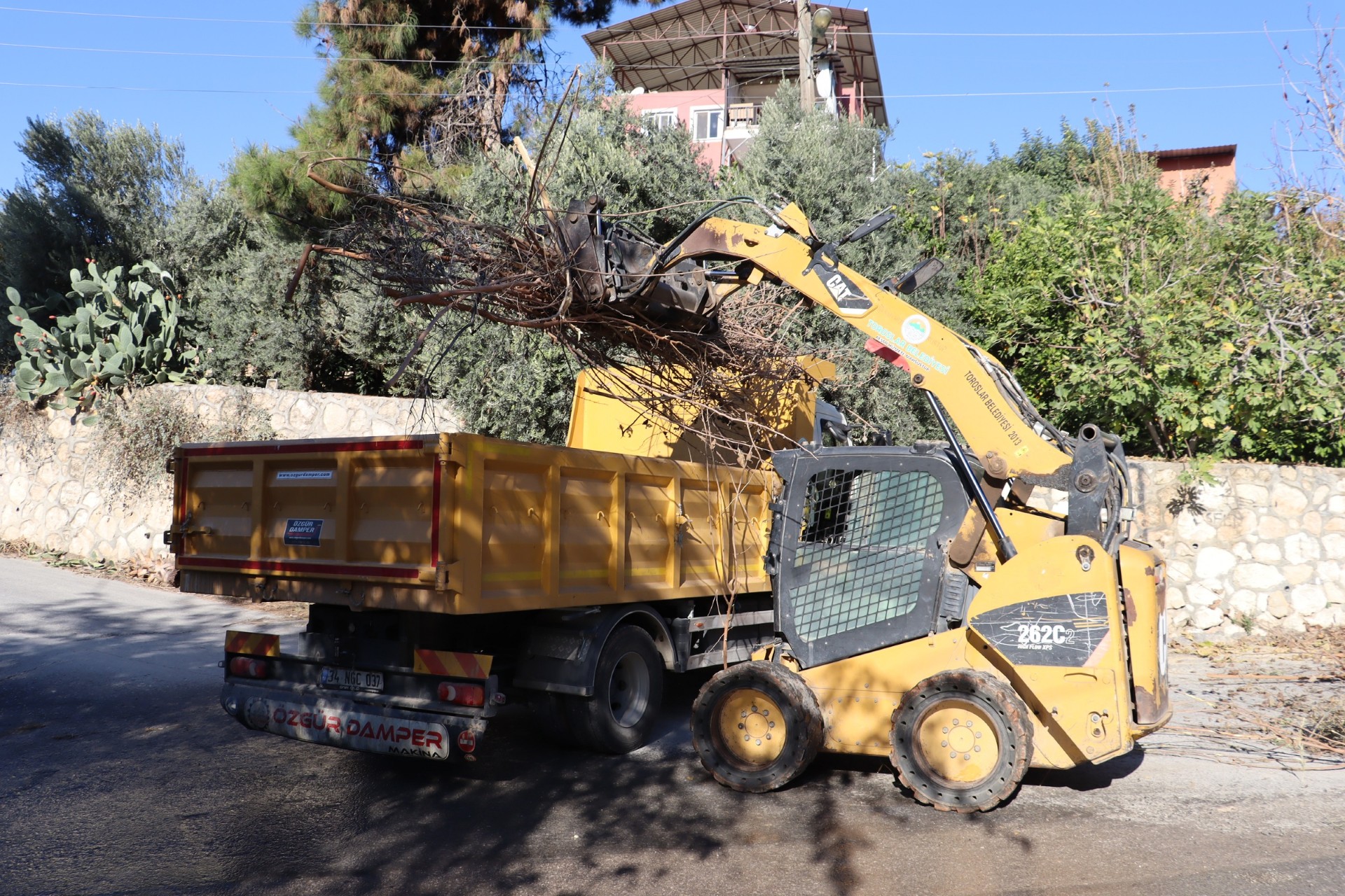 TOROSLAR BELEDİYESİNDEN MAHALLELERDE KAPSAMLI TEMİZLİK ÇALIŞMASI
