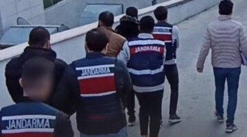 Mersin’de jandarma ekiplerinin ,DEAŞ’a yönelik yaptığı operasyonda 4 şüpheli yakalanarak gözaltına alındı.