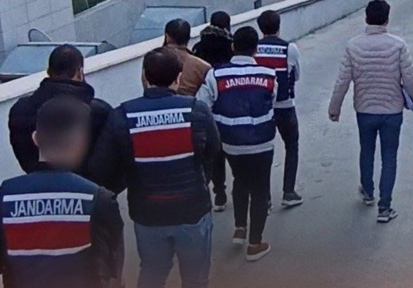 Mersin’de jandarma ekiplerinin ,DEAŞ’a yönelik yaptığı operasyonda 4 şüpheli yakalanarak gözaltına alındı.