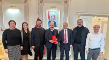 Askon Mersin Şube Yönetim Kurulu adına teşekkür plaketi takdim ettiler.