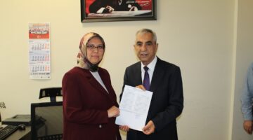 Veysel Sarı, mazbatasını alkışlar eşliğinde teslim aldı.