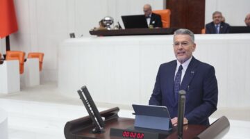 MHP’Lİ UYSAL’DAN TEPKİ: FIRAT YILMAZ ÇAKIROĞLU’NUN ADININ KALDIRILMASINI ŞİDDETLE KINIYORUM