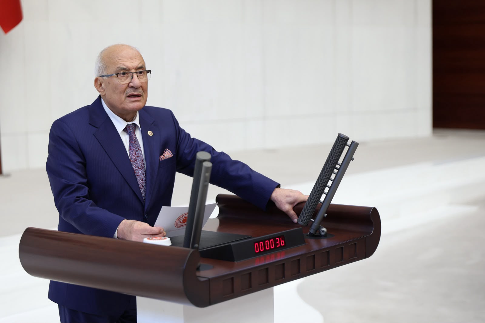 Ücretli çalışanlar, emekliler ve asgari ücretli kesim yaşanan derin ekonomik yoksulluk karşısında inim inim inlemektedir dedi.